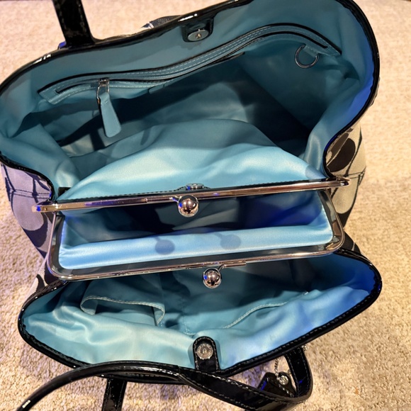 Big Coach purse to fit all your stuff - Picture 3 of 3